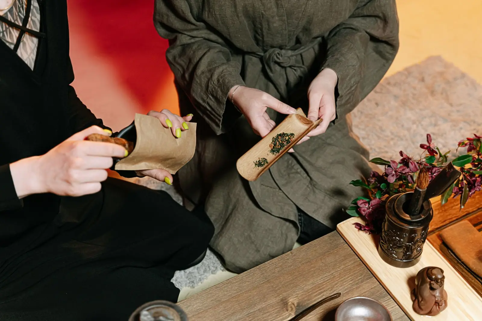 重庆中老年艾灸拔罐理疗：经络调理如何缓解秋冬关节不适