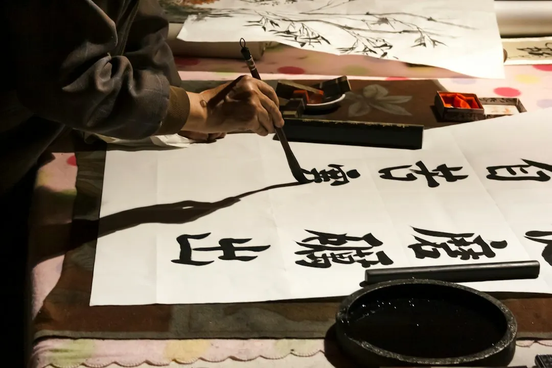 艾灸与拔罐在经络调理中的协同作用解析：健康理疗如何改善亚健康状态